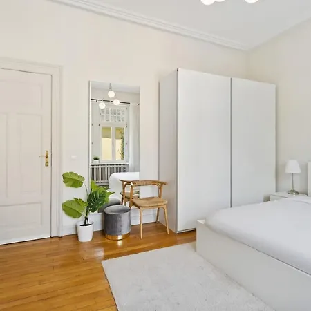 Villa Stylish With Shared Bathroom And Kitchen *