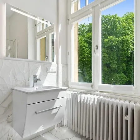 Stylish With Shared Bathroom And Kitchen