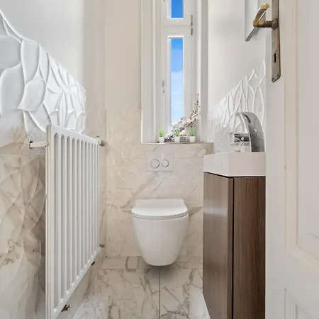 Villa Stylish With Shared Bathroom And Kitchen